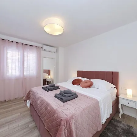 House Bona Dom wakacyjny Sukošan